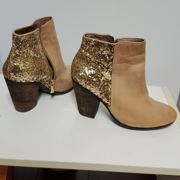Vince camuto beige gold booties (rarely worn) - Picture 9 of 9